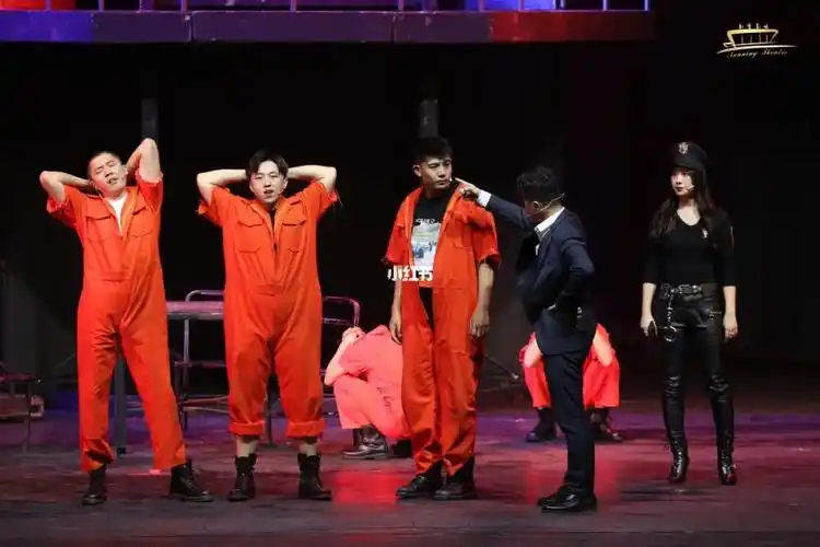 去看了开心麻花的《牢友记》,全程无尿点监狱长最搞笑他一出,我就想笑