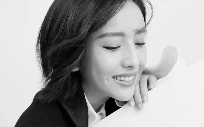 佟丽娅黑白时尚高清桌面壁纸