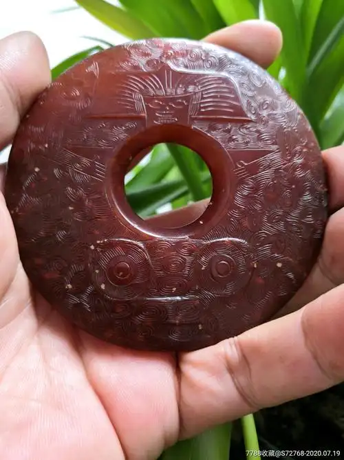 良渚时期老红玉挂件手件个个满身工艺