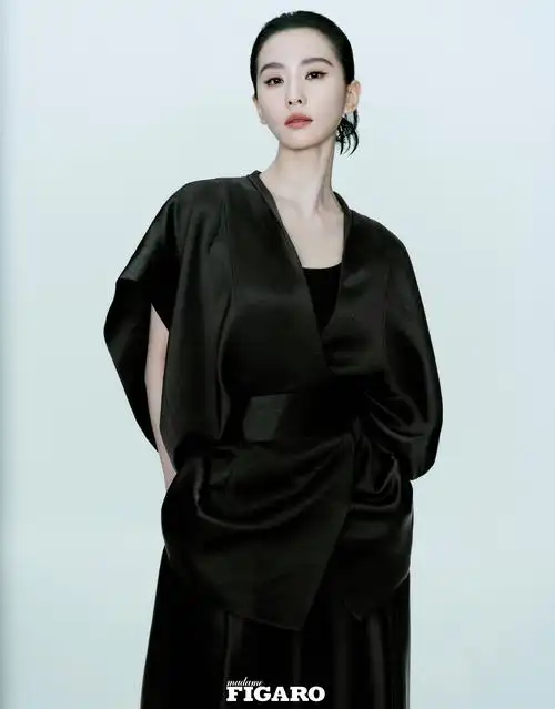 完美身材令人羡慕刘诗诗的身材比例堪称完美,无论是纤细的腰肢还是