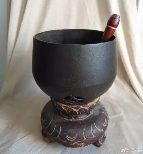 "磬"字象是人用手持小木槌击磬的形象,磬字本义是上古时期的一种乐器