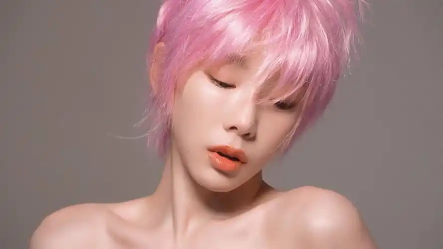 [粉毛短发的金泰妍]:vogue korea 写真画报拍摄幕后花絮