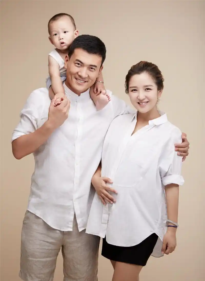 何洁挺孕肚拍摄全家福曝光幸福羡煞旁人