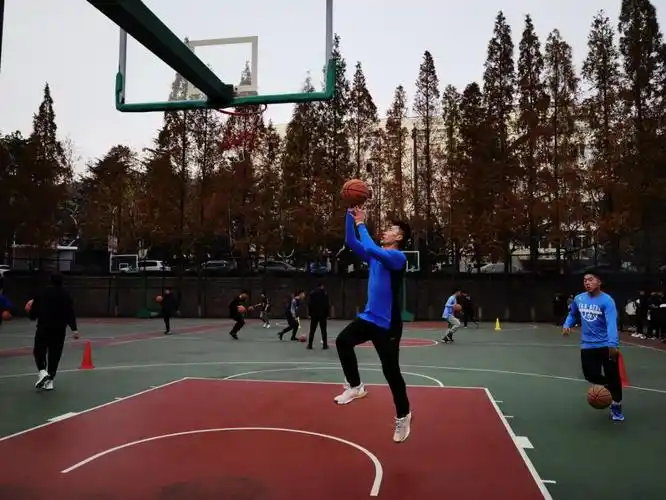 体育学院举办"篮球专项提高"教学公开课-青岛大学体育学院