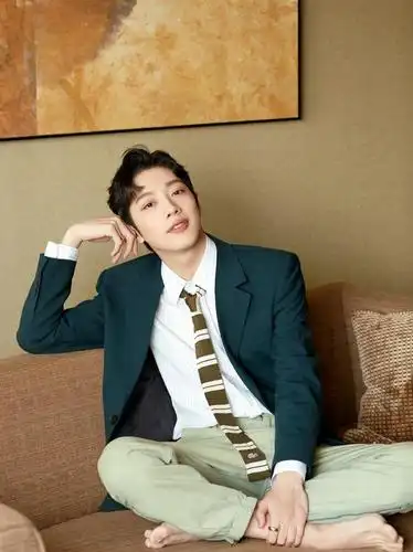 温暖学长赖冠霖换上西装原来是帅气的霸道总裁!西装也有青春风!
