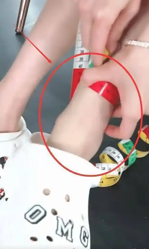 原创名副其实的中国第一腿精杨幂为了证明腿细用尺子量看到结果羡慕了