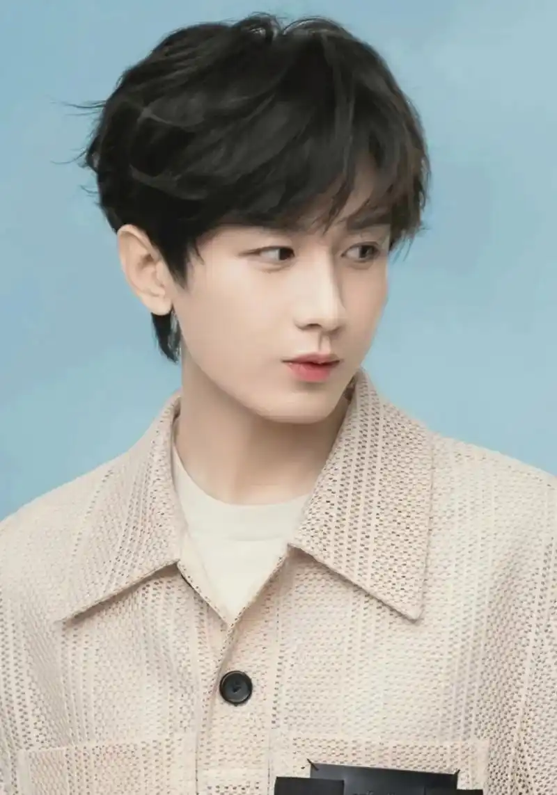 演员成毅7815 早期他拍青云志的时候不火也没人注意他,别人下班都