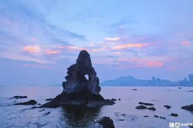 青岛崂山石老人海水浴场落日令人"沉醉"