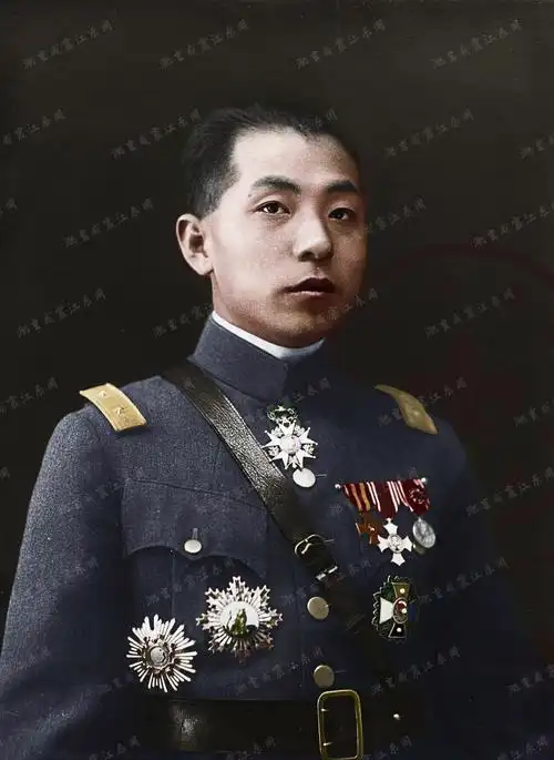 老照片上色:图为北洋奉系军阀时期的张学良中将照片,可能是摄于1922年