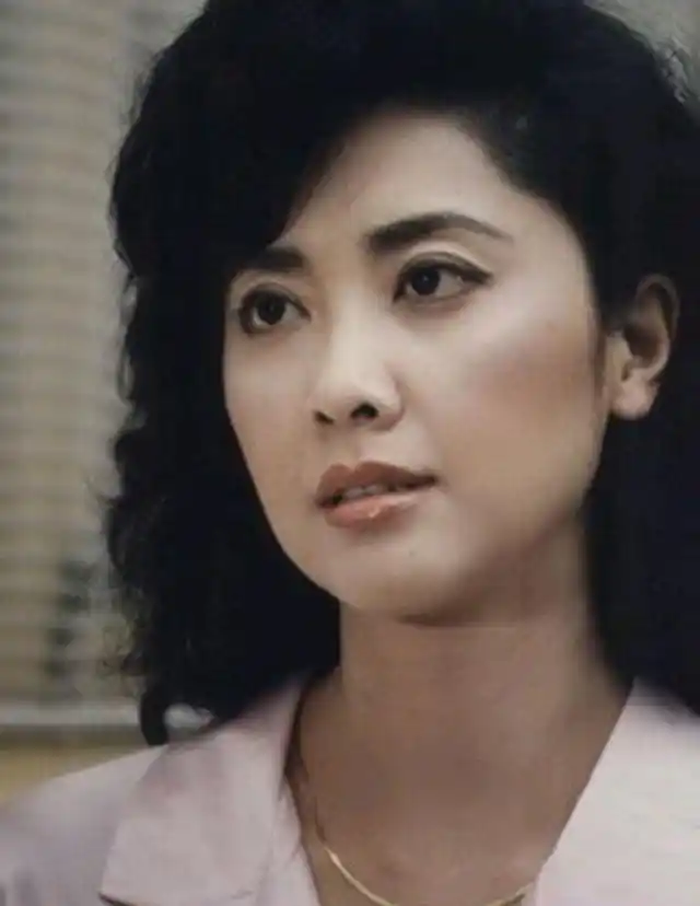 女儿国国王朱琳明媚动人 优雅淡泊