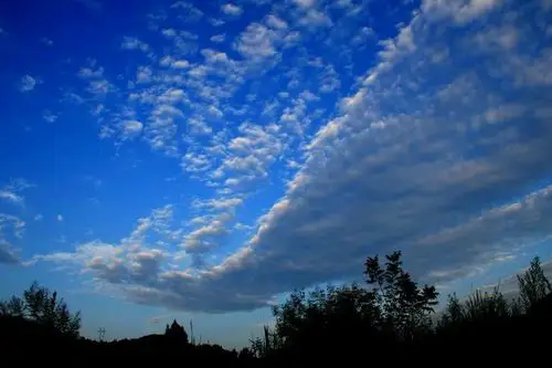 天边,那多彩的云.