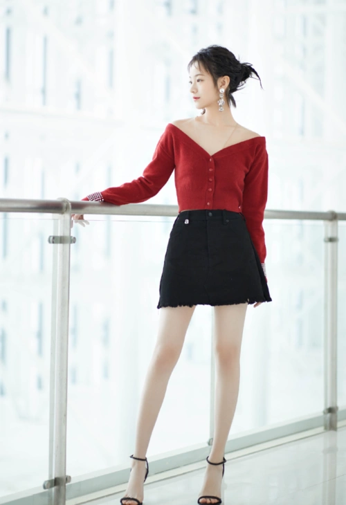 李庚希不吸烟后成这样,穿皮裙参加晚会秀括弧腰,美成了焦点_腾讯新闻