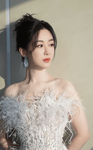 杨紫  今日造型图集,一袭羽毛珠片抹胸礼服,佩戴着boucheron孔雀羽毛