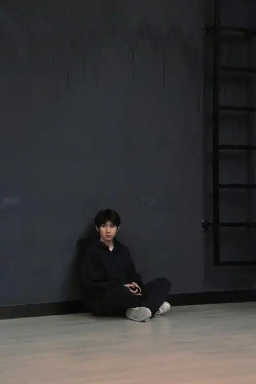 王源跨年练习室随拍#王源江苏卫视跨年练习室随拍定格全身心投入音乐