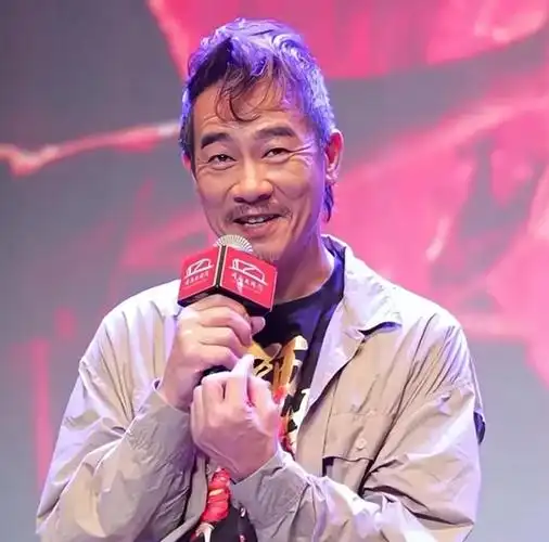 陈小春已经是个小老头的样子了,应采儿才41岁,正是风韵犹存的年纪,两