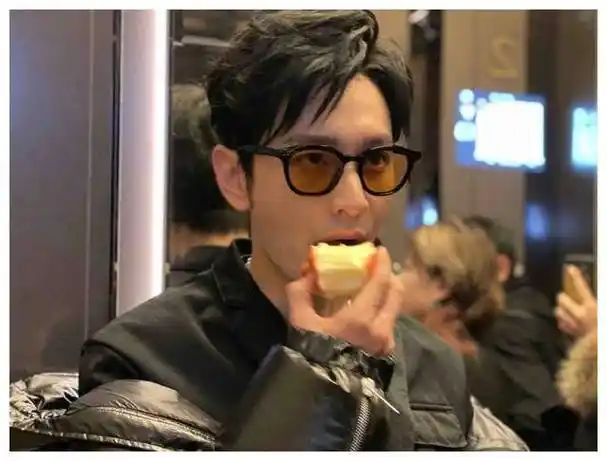 彭于晏同女子私密同游日本,驾驶人身隐私曝光,粉丝探知惊愕.