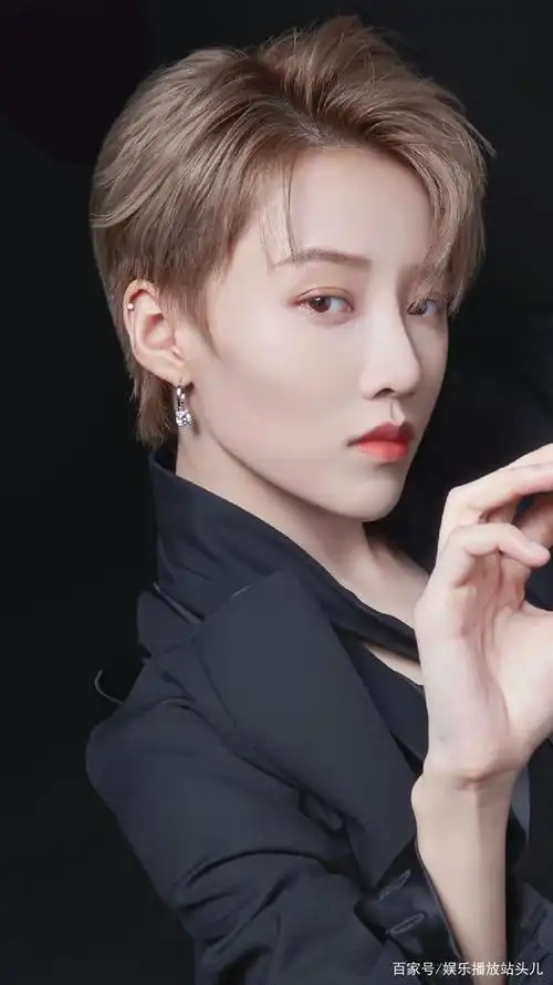 the9成员刘雨昕杂志封面曝光这个侧颜太可了