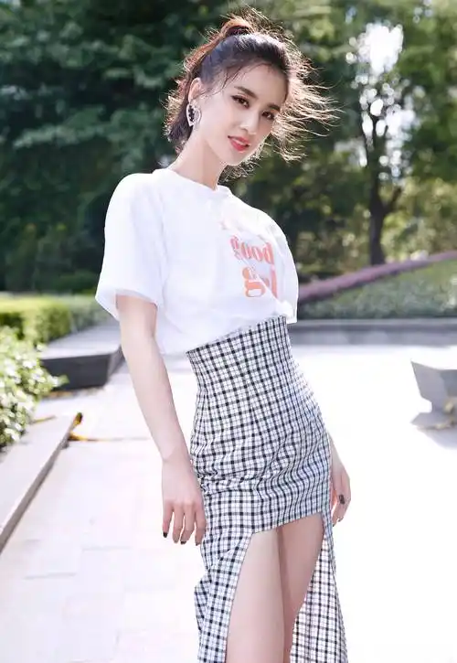 黄圣依不愧是"浪姐",穿t恤配半身裙超有型,这身材真实存在吗?