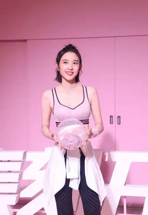 唐艺昕多大胆渔网裙也敢穿出来全身仅靠细带勒真怕崩开