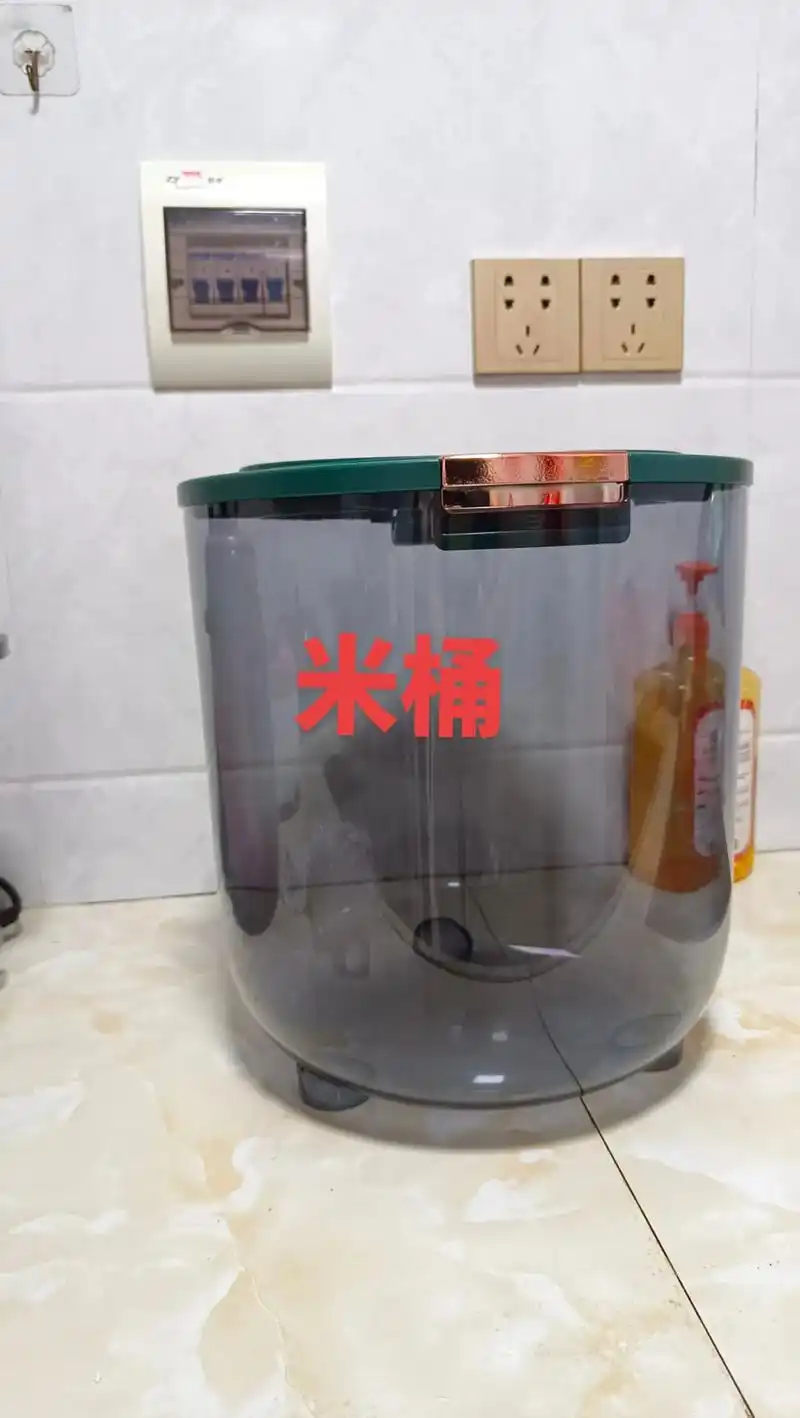 我买了新米桶,舍不得拆包装,还不容易受潮生虫,这个防虫防潮的 - 抖音