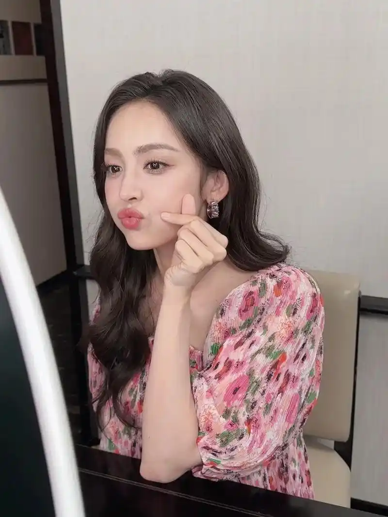 古力娜扎娜扎的一组工作花絮照曝光,她披散长卷发搭配花裙温柔动 - 抖