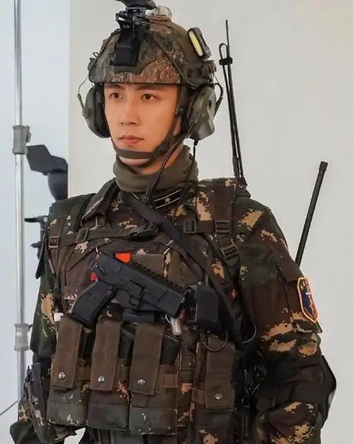 黄景瑜《亲爱的戎装》放照,军装难掩好身材,谁还说他胖成球?