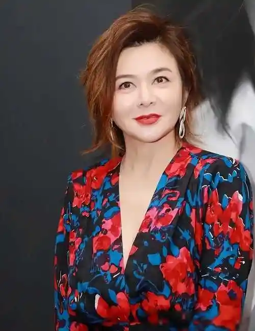 关之琳风采依旧,穿工装外套 短发,无滤镜素颜,61岁美出新高度