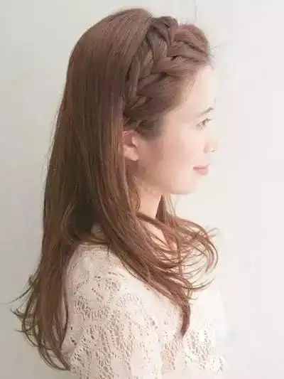 1:将头发分成两束,从耳朵部位开始编发,(额前留出一缕头发,不然整体看