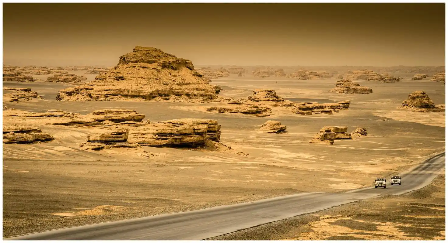 新疆荒无人烟的无人区,老司机不敢在车上过夜,睡帐篷是最好办法