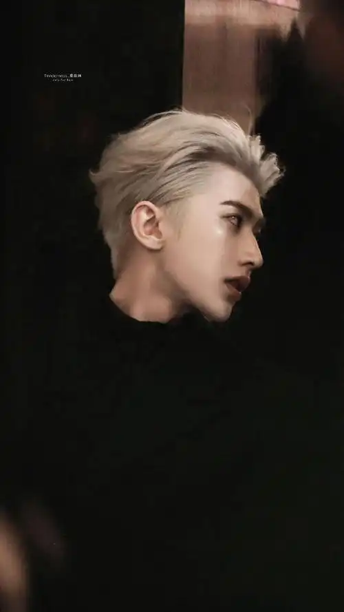 蔡徐坤银发背头亮相cosmo时尚盛典红毯 高冷大帅哥冷不丁来了句冷笑话