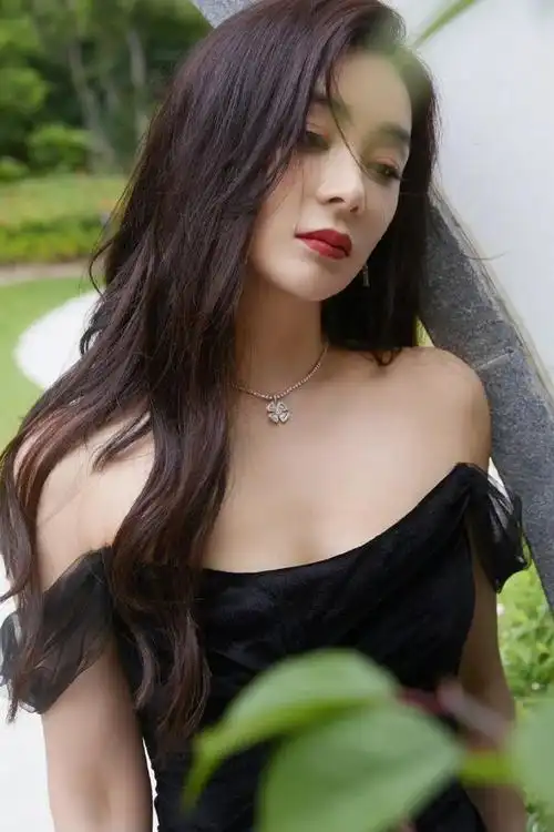 #袁姗姗一字肩高开叉礼服##袁姗姗大波浪黑色高开叉造型#