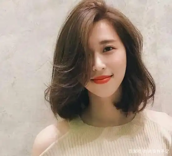 女人过了40岁,不管长发还是短发,少弄这3款发型,显老没气质