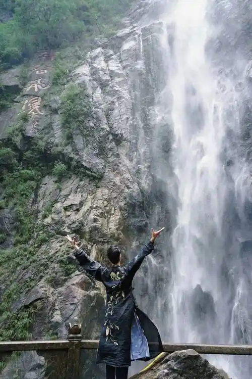 全球学子嘉游赣 | 说真的,来明月山一定不能错过这里!_飞瀑_瀑布_穿越