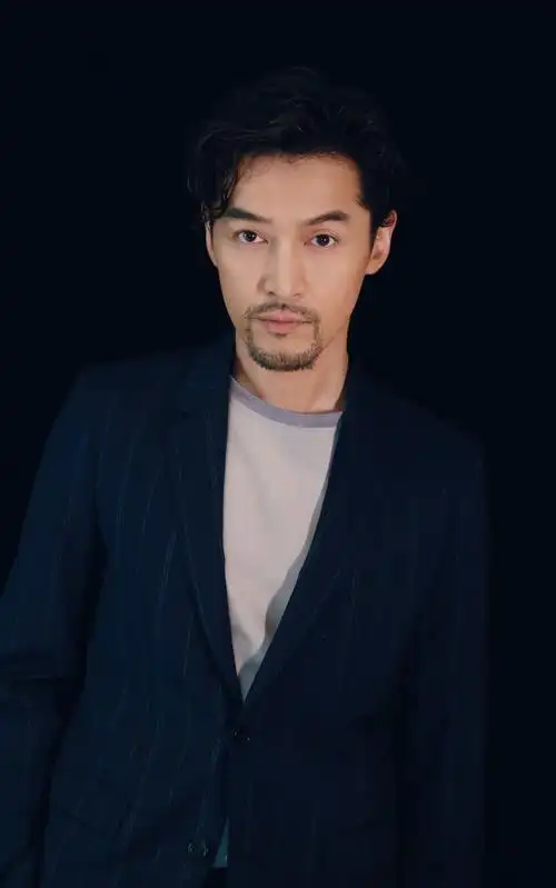 胡歌亮相第九届北京国际电影节#从唐人那里偷来的高清大图[tv_坏笑]