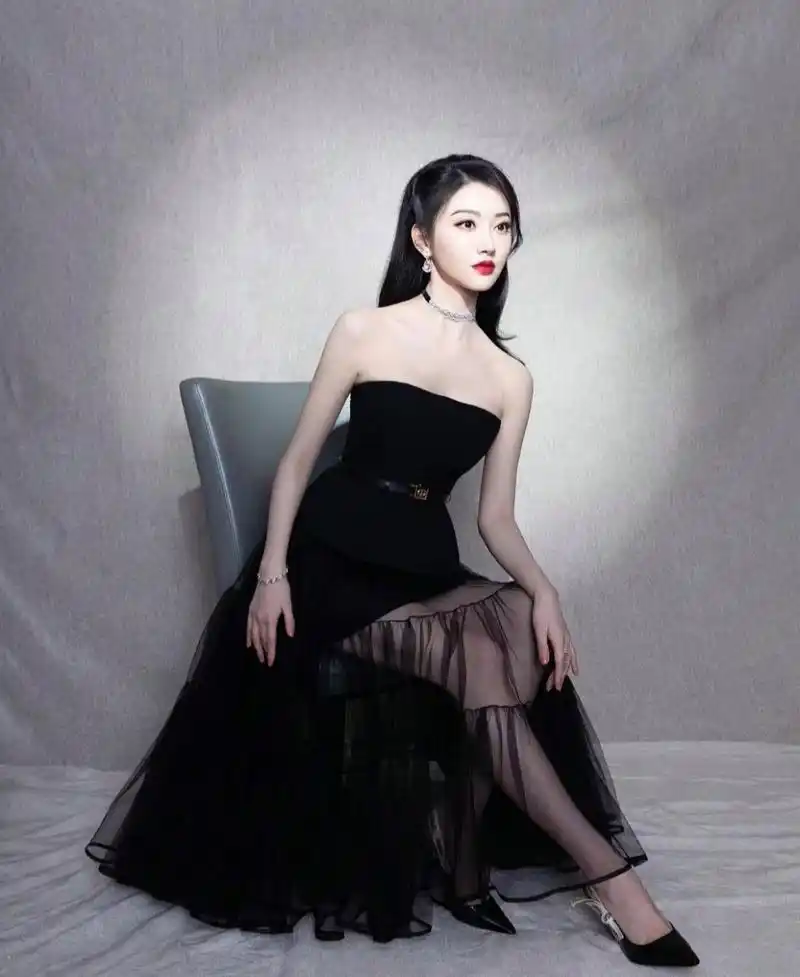 "人间富贵花"#景甜# 一袭黑色抹胸礼服,白皙细嫩的肩颈线大秀四方