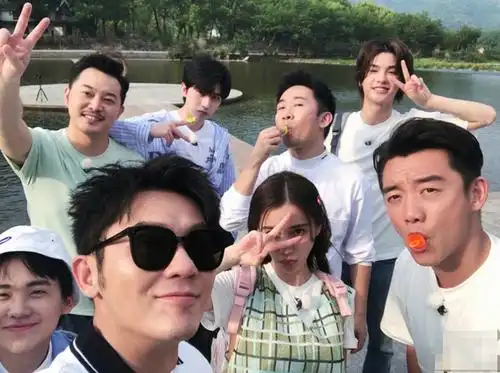 第八季《奔跑吧》全家福首次公开,baby站"c位",蔡徐坤超低调