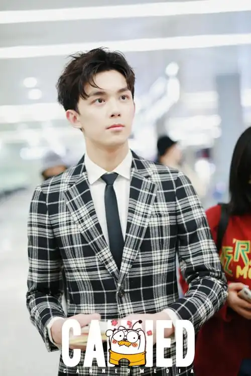 吴磊机场街拍,网友:穿西装超帅的男演员名单上要增添一个了!