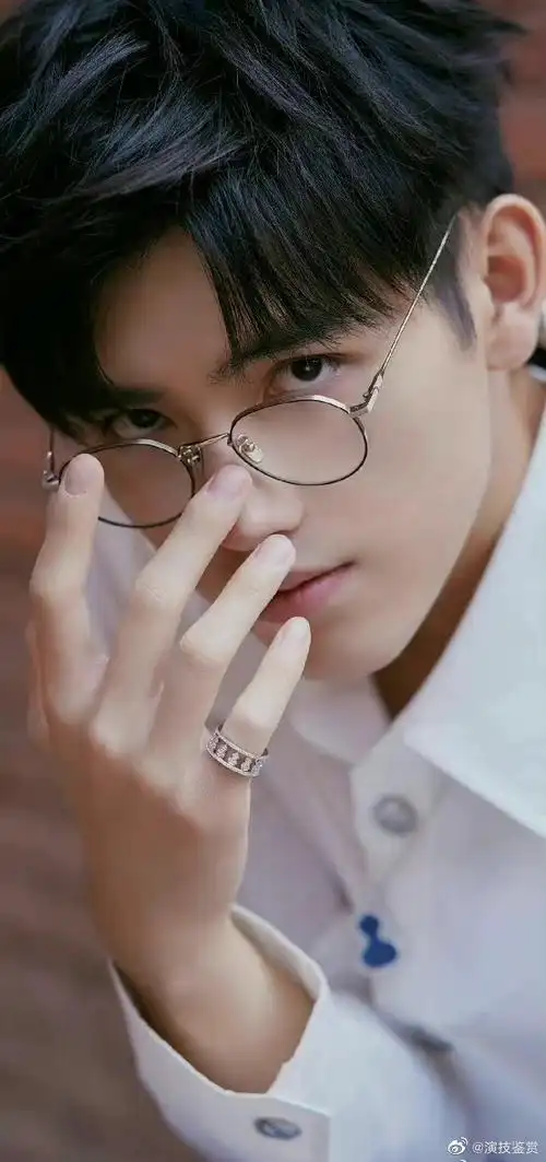 男明星金丝边眼镜造型