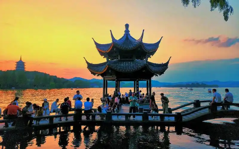 西湖美景随手拍(42)夕阳下的长桥公园