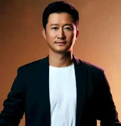 在炙手可热的娱乐圈,一档综艺节目成为了焦点,而吴京的打扮引发了热议