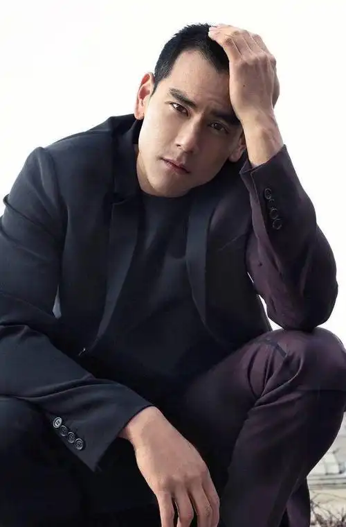 在发型方面,魅力和颜值同时在线的彭于晏当然搭配的是寸头,这让他看