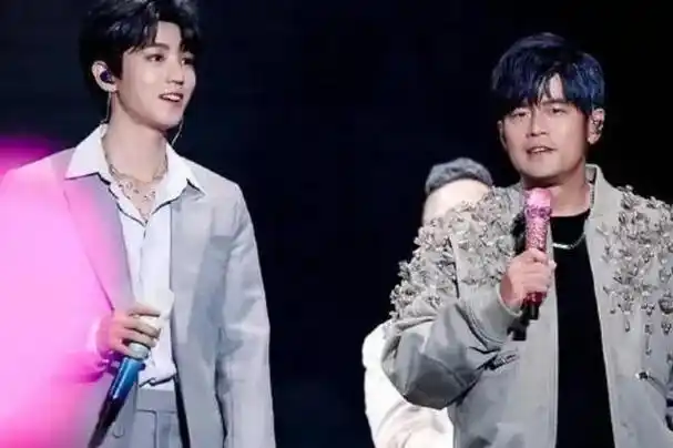 年轻帅气的他竟然能与周杰伦同台合唱?