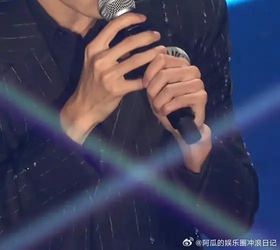 易烊千玺只需略施小计##易烊千玺的手部美学