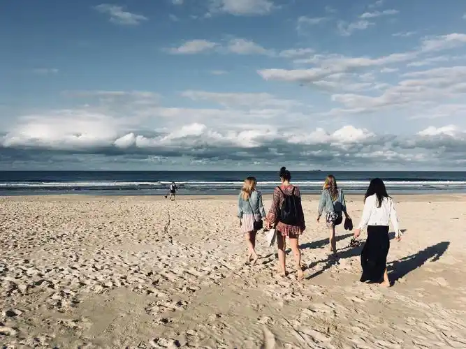 一个在海边散步的女人