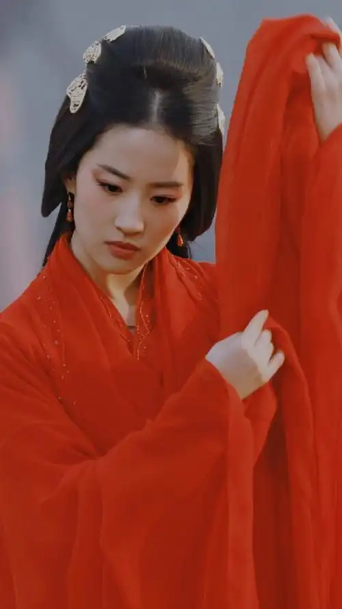 谁家的姑娘这么好看#一袭绸装,红衣猎猎,入眼入心!刘亦菲