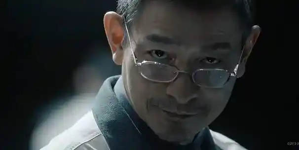 而让人意外的是刘德华在《流浪地球3》中的光头造型,身穿着机甲装