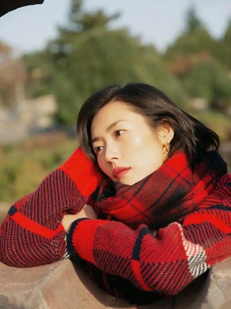 刘雯秋日写真,温暖又治愈的笑容.