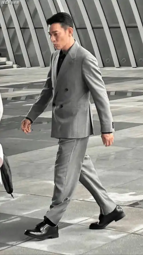 刘德华现身深圳拍广告,被指20人护驾排场大?但穿着可见他很敬业