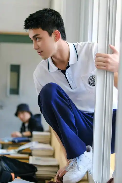 吴磊这组皂片,朝气阳光的高中生,满满都是青春的气息,穿校服的三石