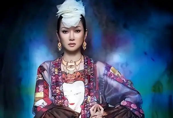 唱腔这么特别的一个女歌手,后来改名萨顶顶以后也有代表作《万物生》